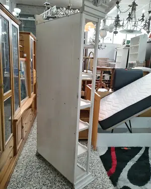 Librero vintage blanco con molduras y repisas decorativas - miniatura 4