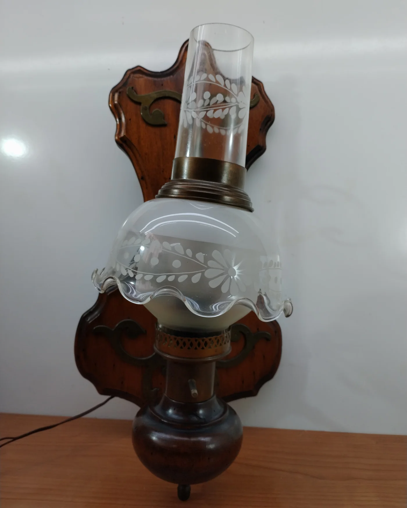 Lámpara de pared vintage con pantalla de vidrio grabado - imagen 3