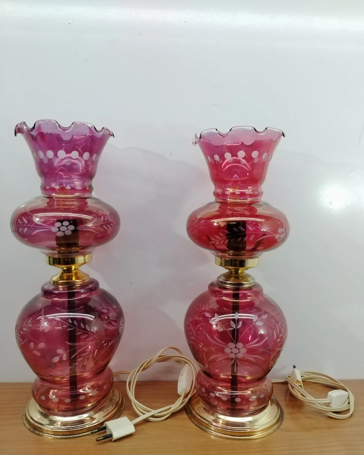 Par de lámparas de mesa vintage en vidrio rosa con base de latón - imagen 1
