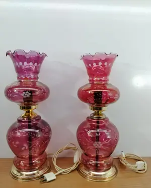 Par de lámparas de mesa vintage en vidrio rosa con base de latón - miniatura 1
