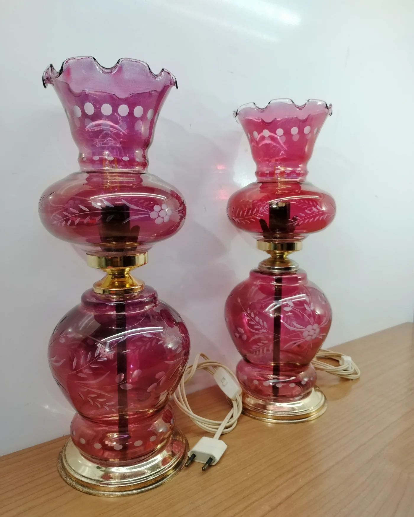 Par de lámparas de mesa vintage en vidrio rosa con base de latón - imagen 2