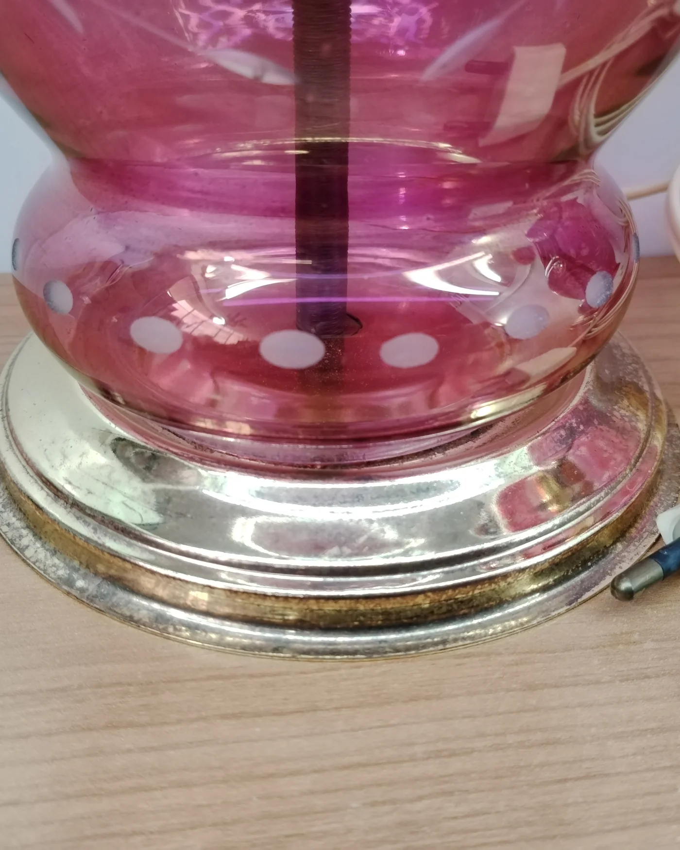 Par de lámparas de mesa vintage en vidrio rosa con base de latón - imagen 3
