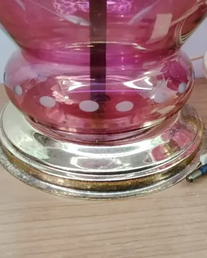 Par de lámparas de mesa vintage en vidrio rosa con base de latón - miniatura 3