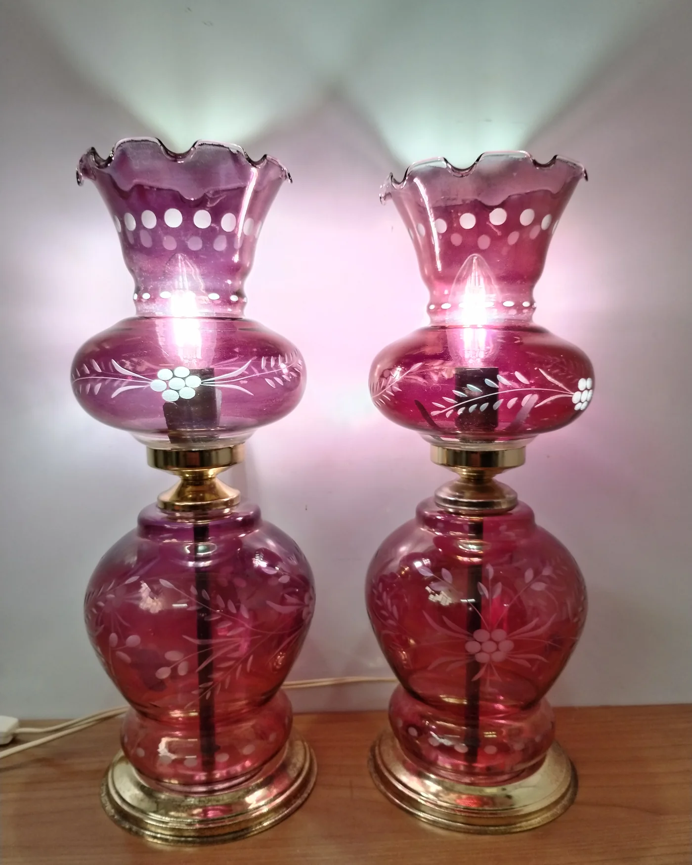 Par de lámparas de mesa vintage en vidrio rosa con base de latón - imagen 4