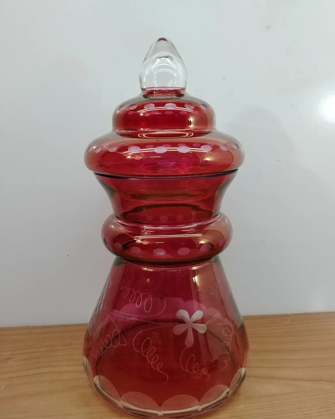 Jarrón vintage de vidrio rojo con tapa y detalles grabados - imagen 1