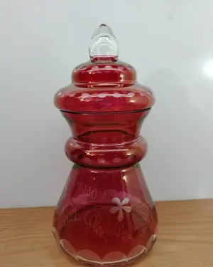 Jarrón vintage de vidrio rojo con tapa y detalles grabados - miniatura 1
