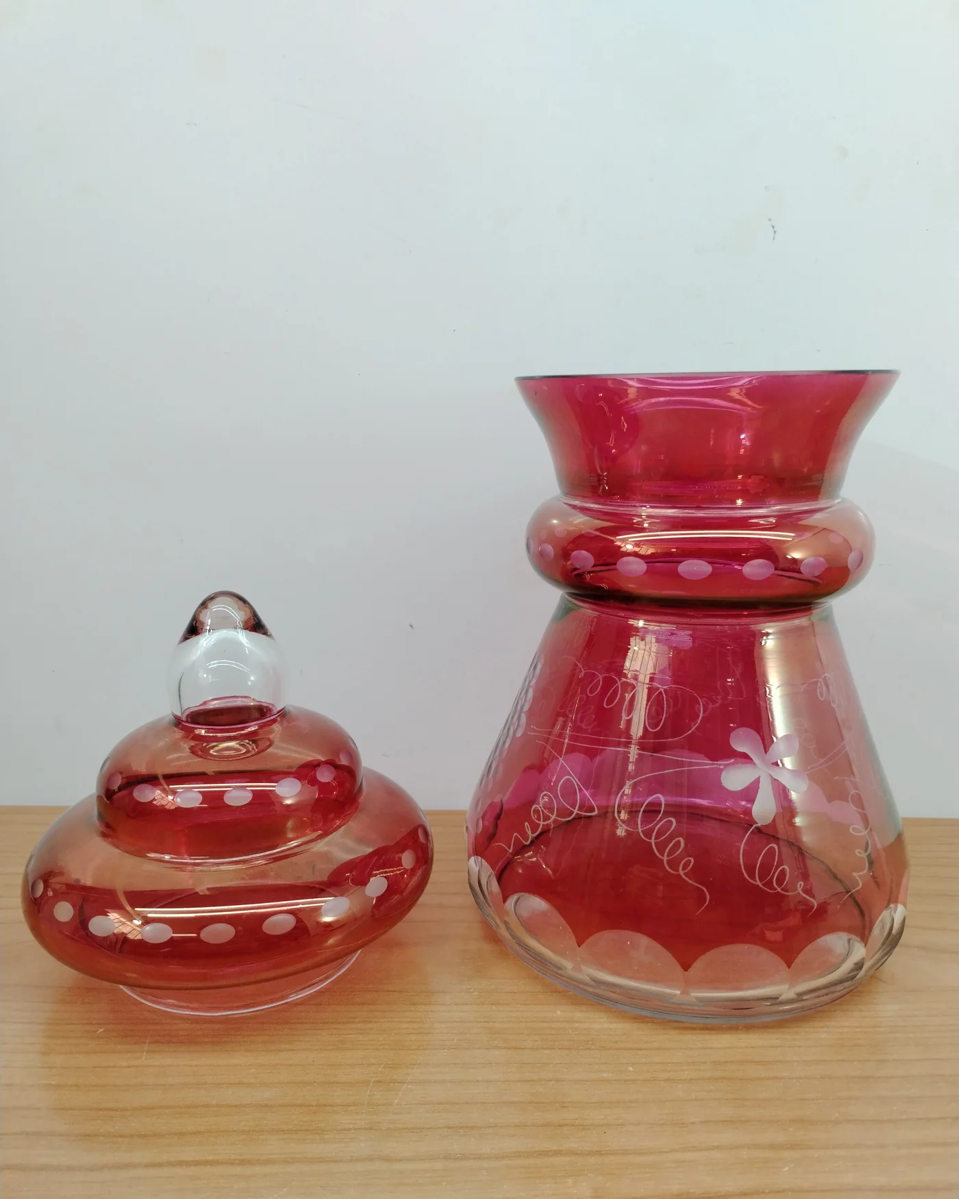 Jarrón vintage de vidrio rojo con tapa y detalles grabados - imagen 2