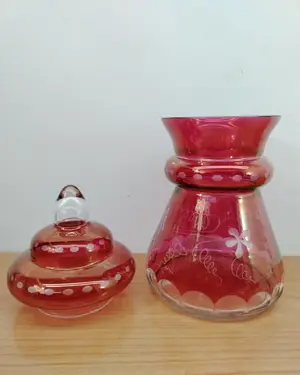 Jarrón vintage de vidrio rojo con tapa y detalles grabados - miniatura 2