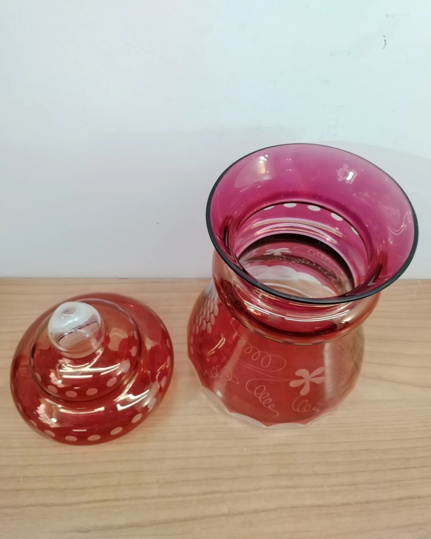 Jarrón vintage de vidrio rojo con tapa y detalles grabados - imagen 3