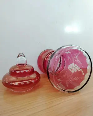 Jarrón vintage de vidrio rojo con tapa y detalles grabados - miniatura 4