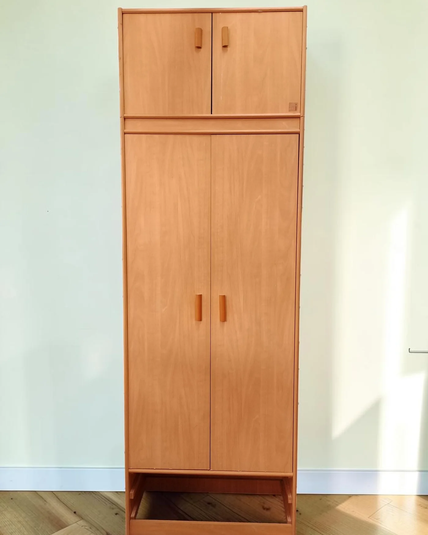 Armario vintage de madera clara con estantería superior y perchero - imagen 1