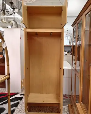 Armario vintage de madera clara con estantería superior y perchero - miniatura 2