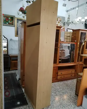 Armario vintage de madera clara con estantería superior y perchero - miniatura 4