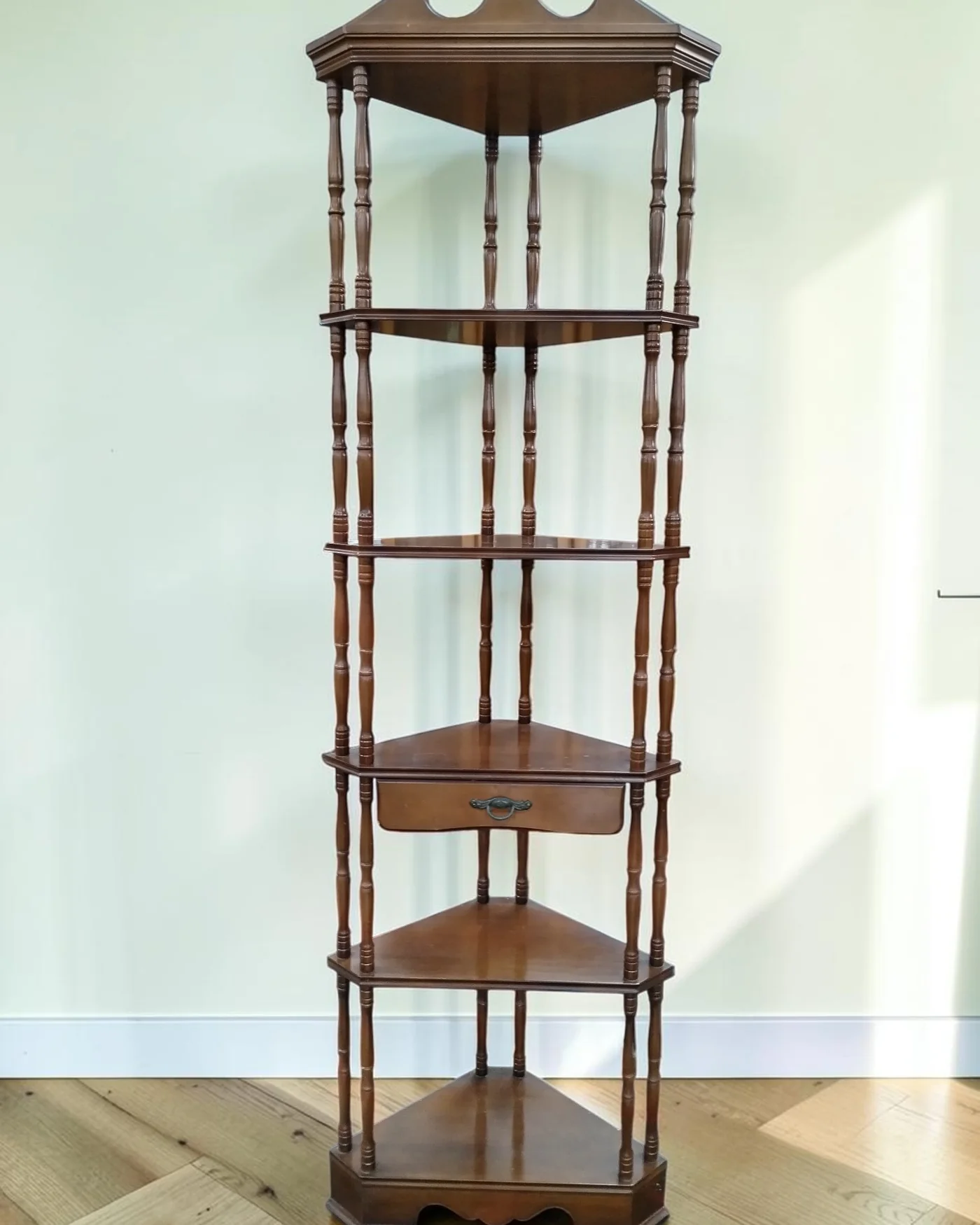 Estante de esquina vintage de madera con cajón - imagen 1
