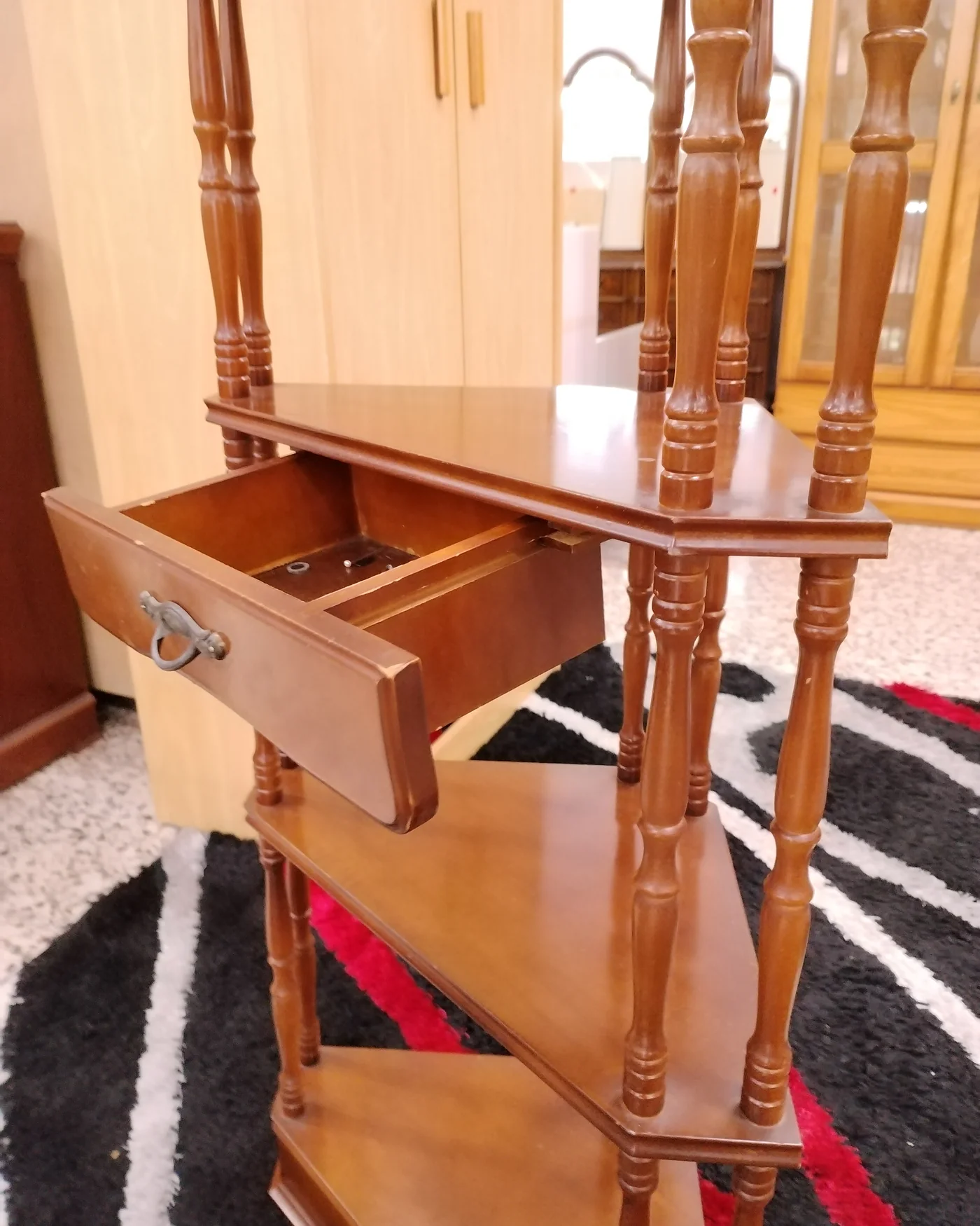 Estante de esquina vintage de madera con cajón - imagen 3