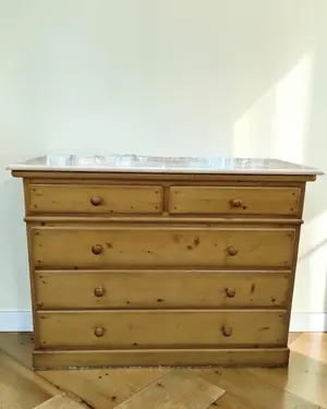 Cómoda vintage de madera con tapa de mármol - miniatura 1