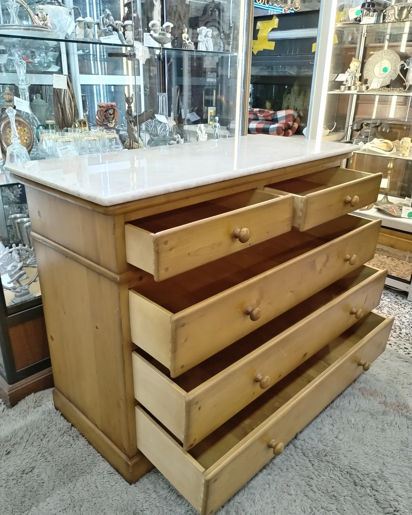 Cómoda vintage de madera con tapa de mármol - imagen 2