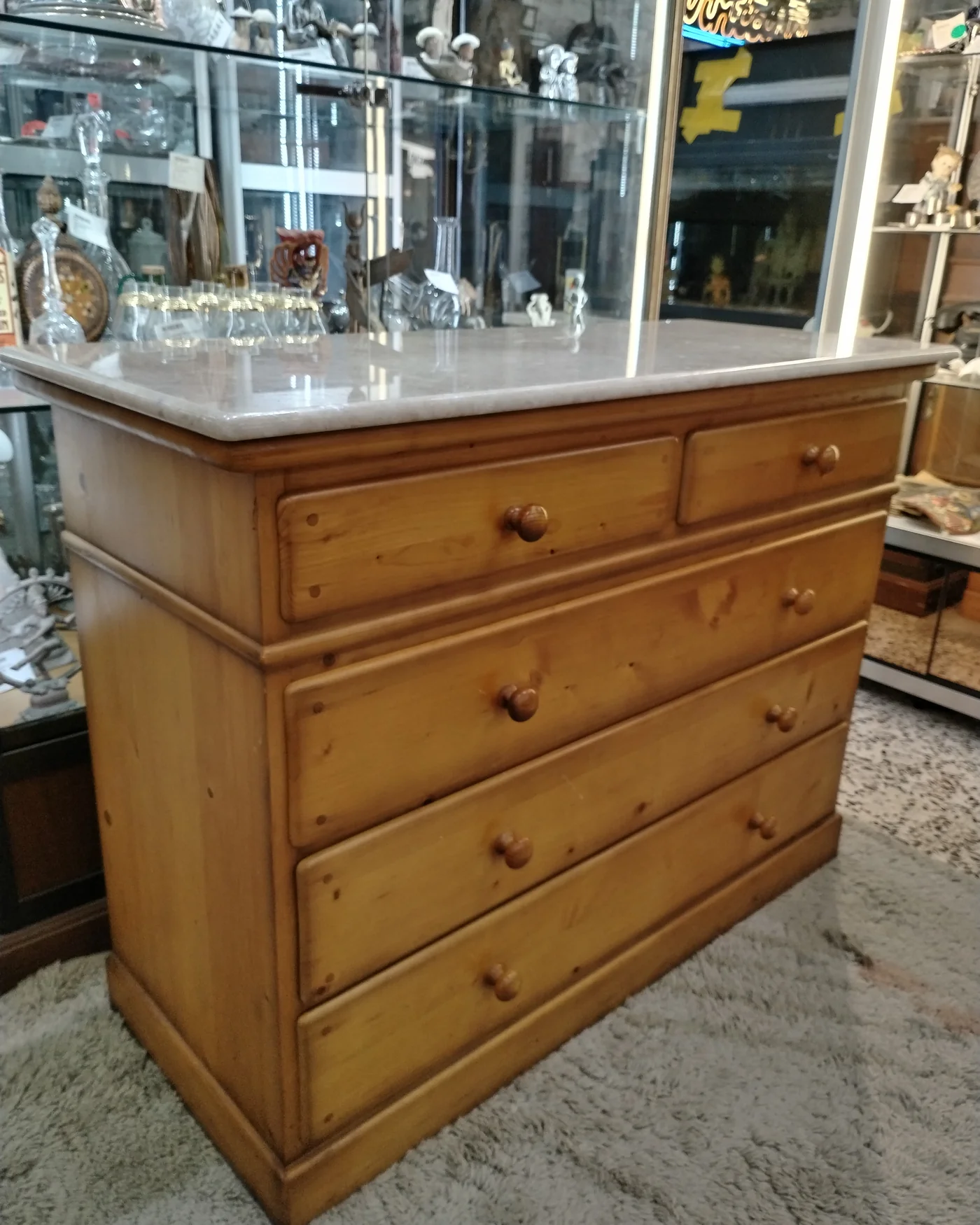 Cómoda vintage de madera con tapa de mármol - imagen 3