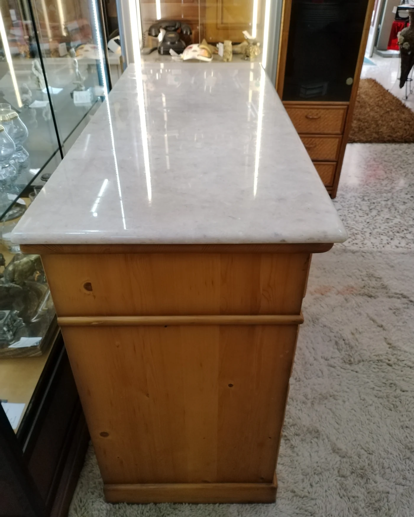 Cómoda vintage de madera con tapa de mármol - imagen 4