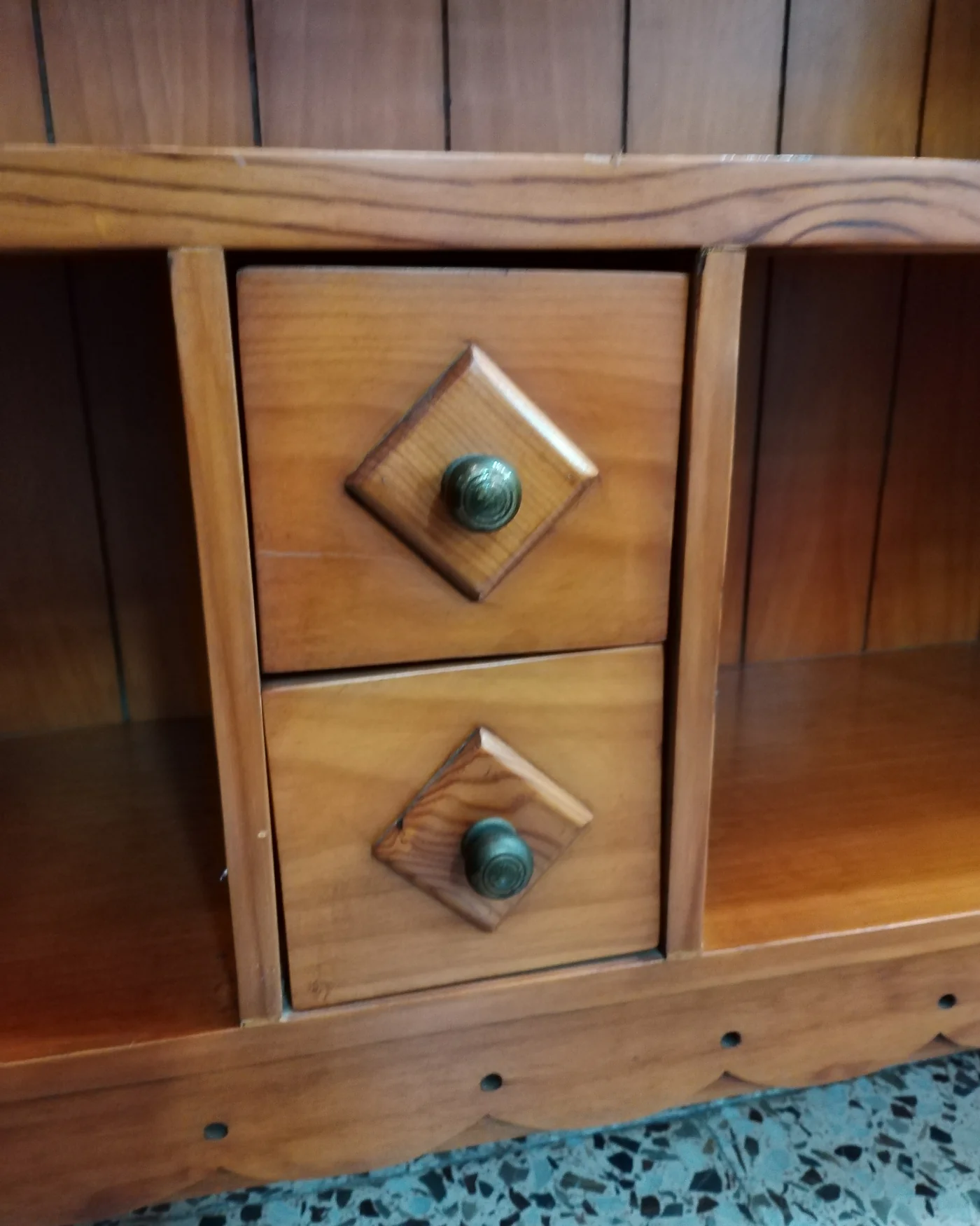 Aparador estilo colonial en madera con dos cajones - imagen 2