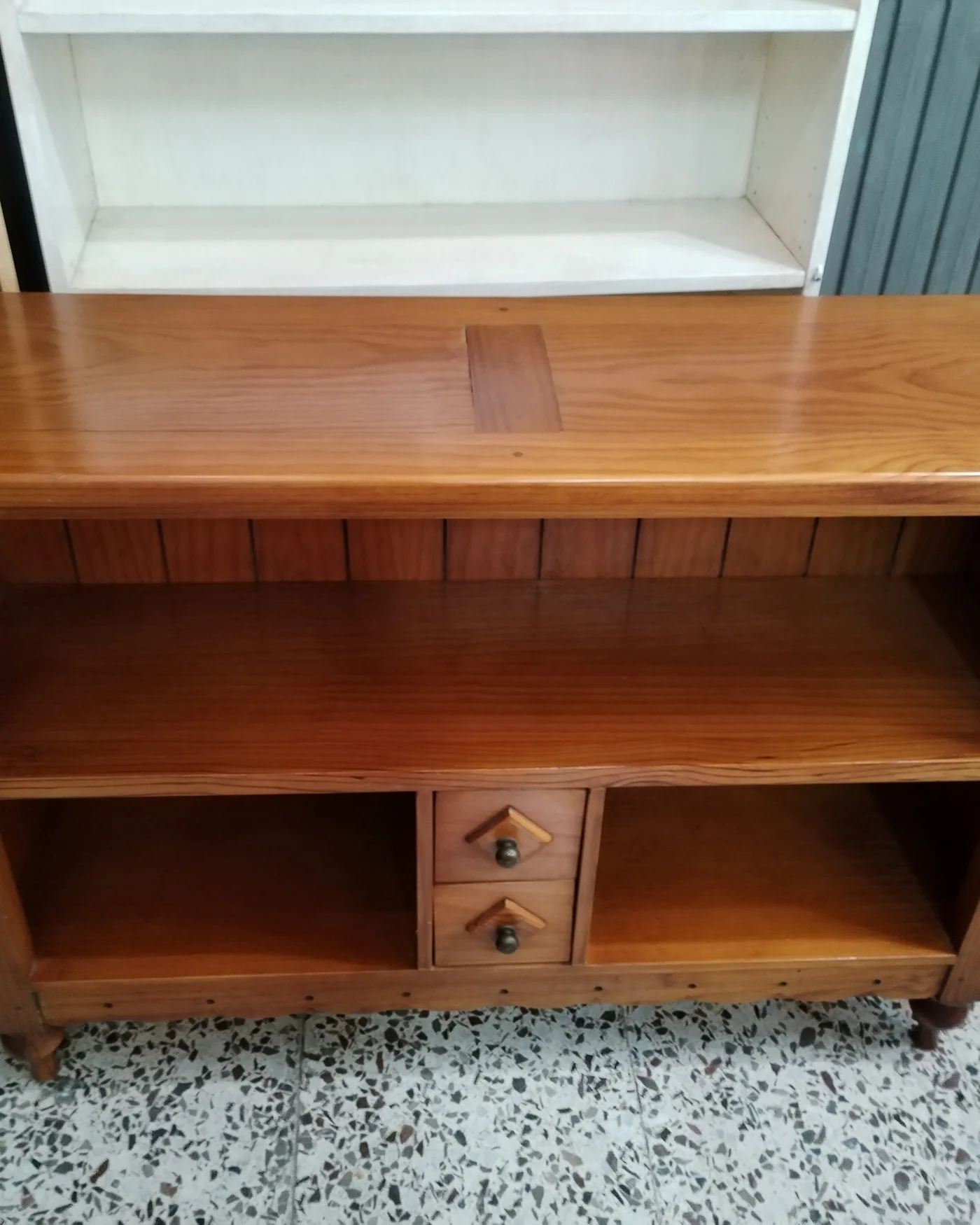 Aparador estilo colonial en madera con dos cajones - imagen 4