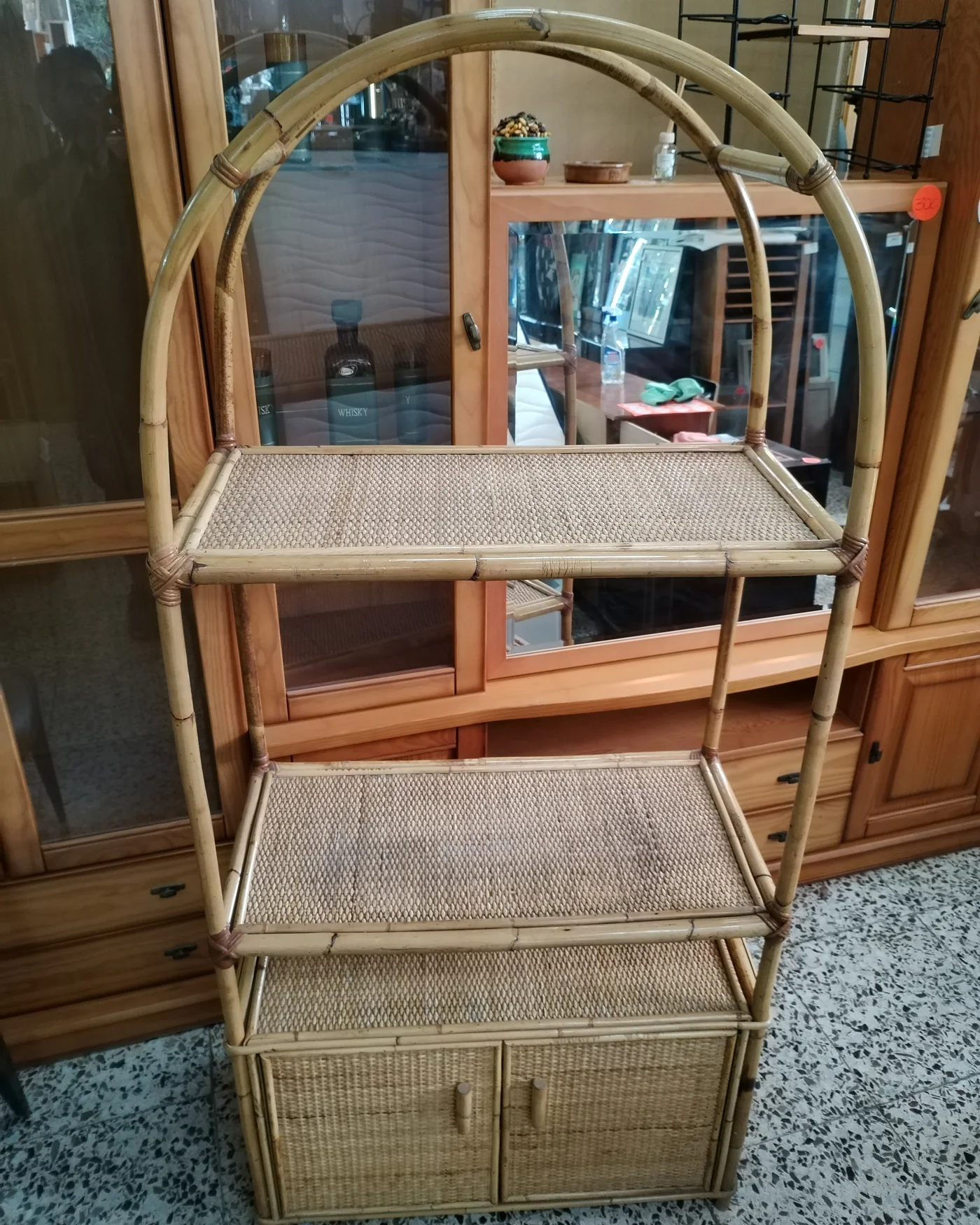 Estantería arqueada de bambú con dos puertas - imagen 3