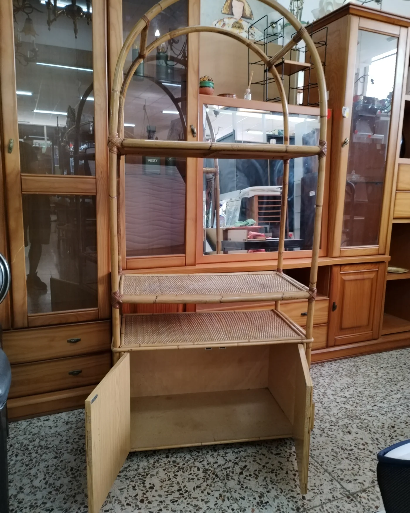 Estantería arqueada de bambú con dos puertas - imagen 4