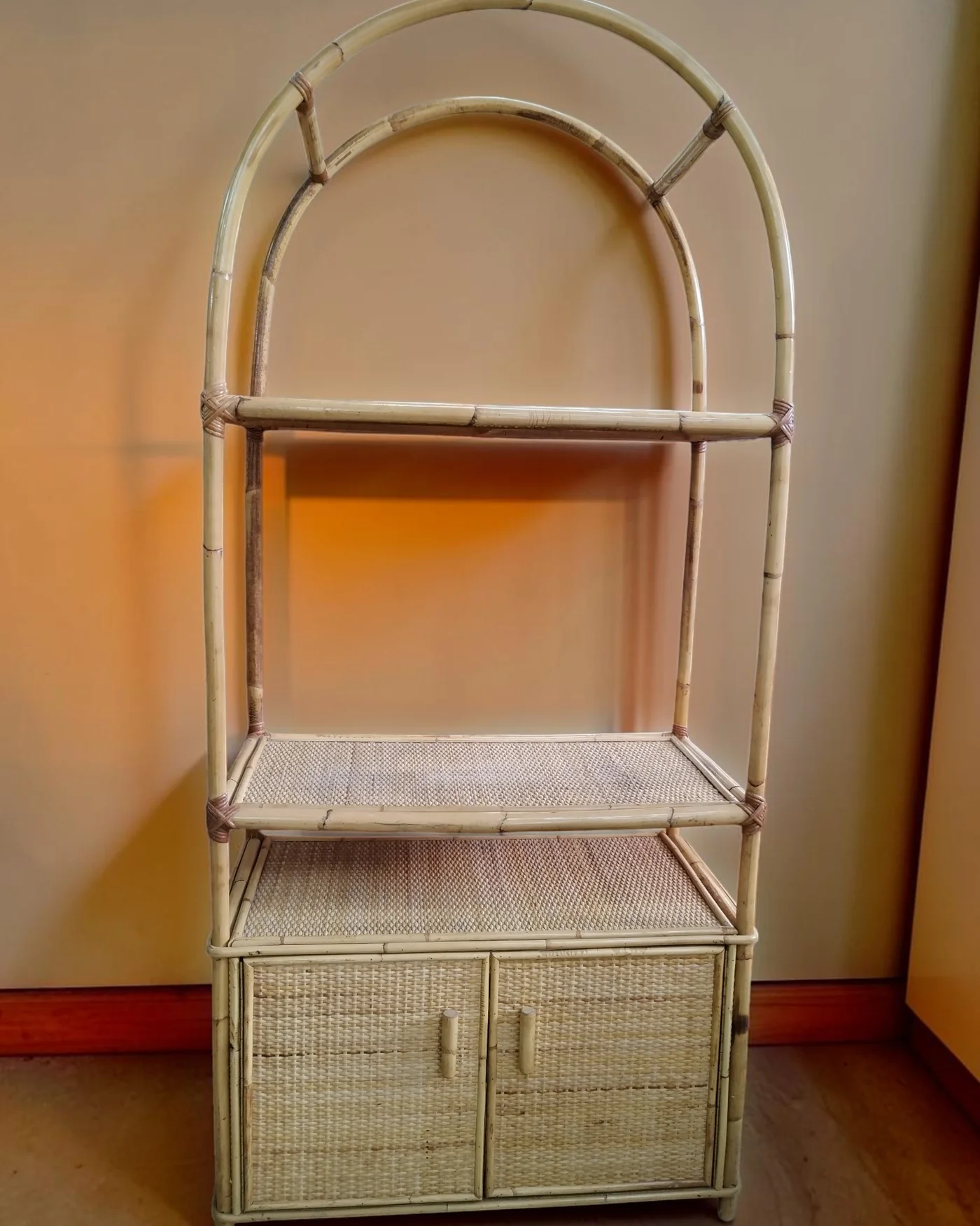 Estantería arqueada de bambú con dos puertas - imagen 1