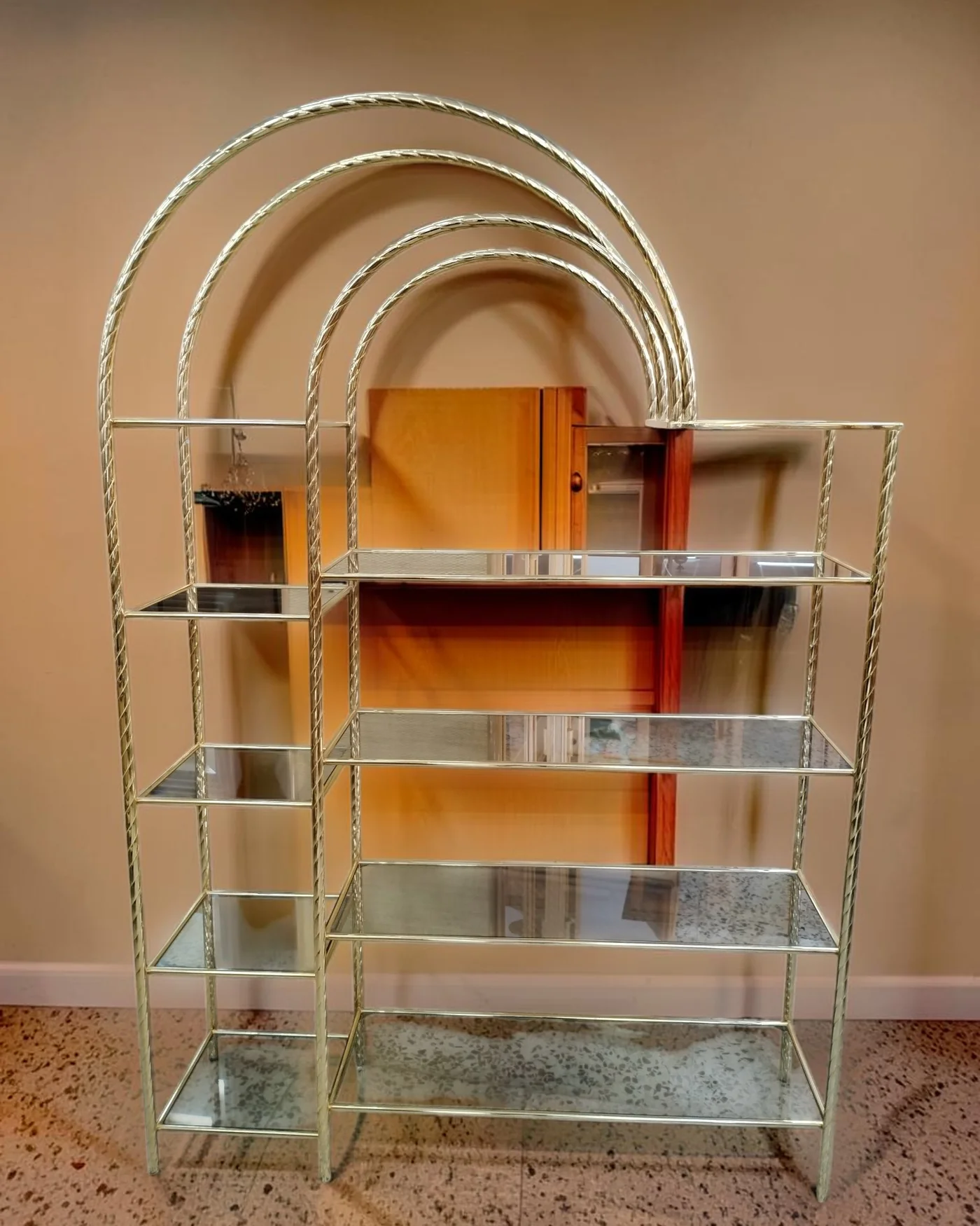 Estantería estilo Hollywood Regency con estructura de metal dorado y estantes de cristal - imagen 1