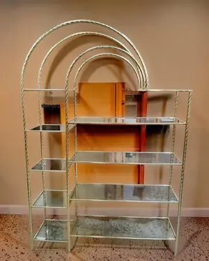 Estantería estilo Hollywood Regency con estructura de metal dorado y estantes de cristal - miniatura 1