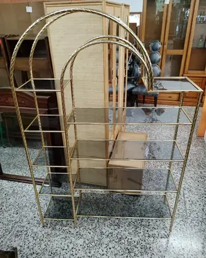 Estantería estilo Hollywood Regency con estructura de metal dorado y estantes de cristal - miniatura 2
