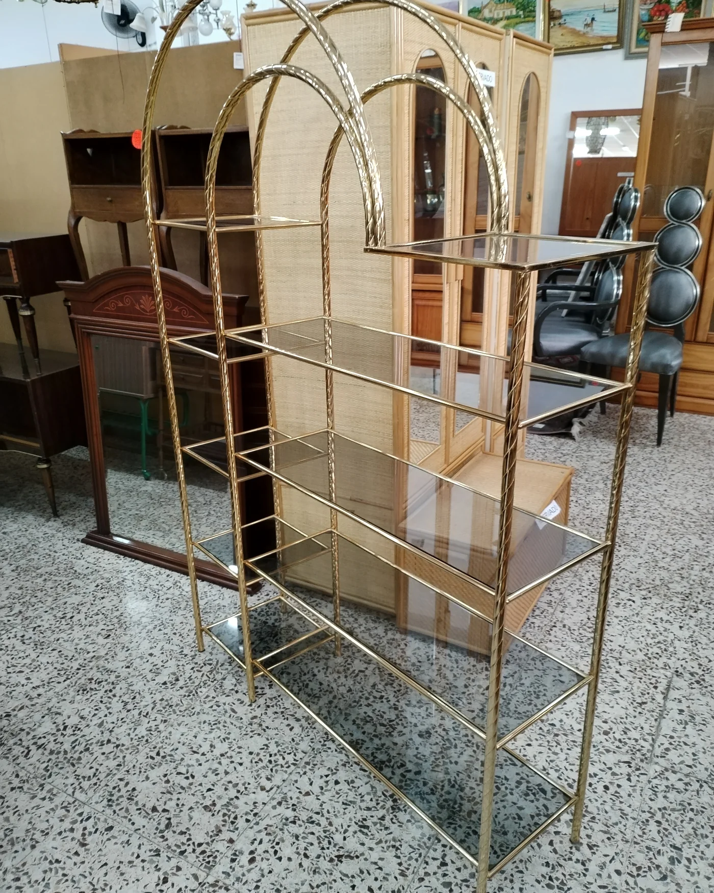 Estantería estilo Hollywood Regency con estructura de metal dorado y estantes de cristal - imagen 3
