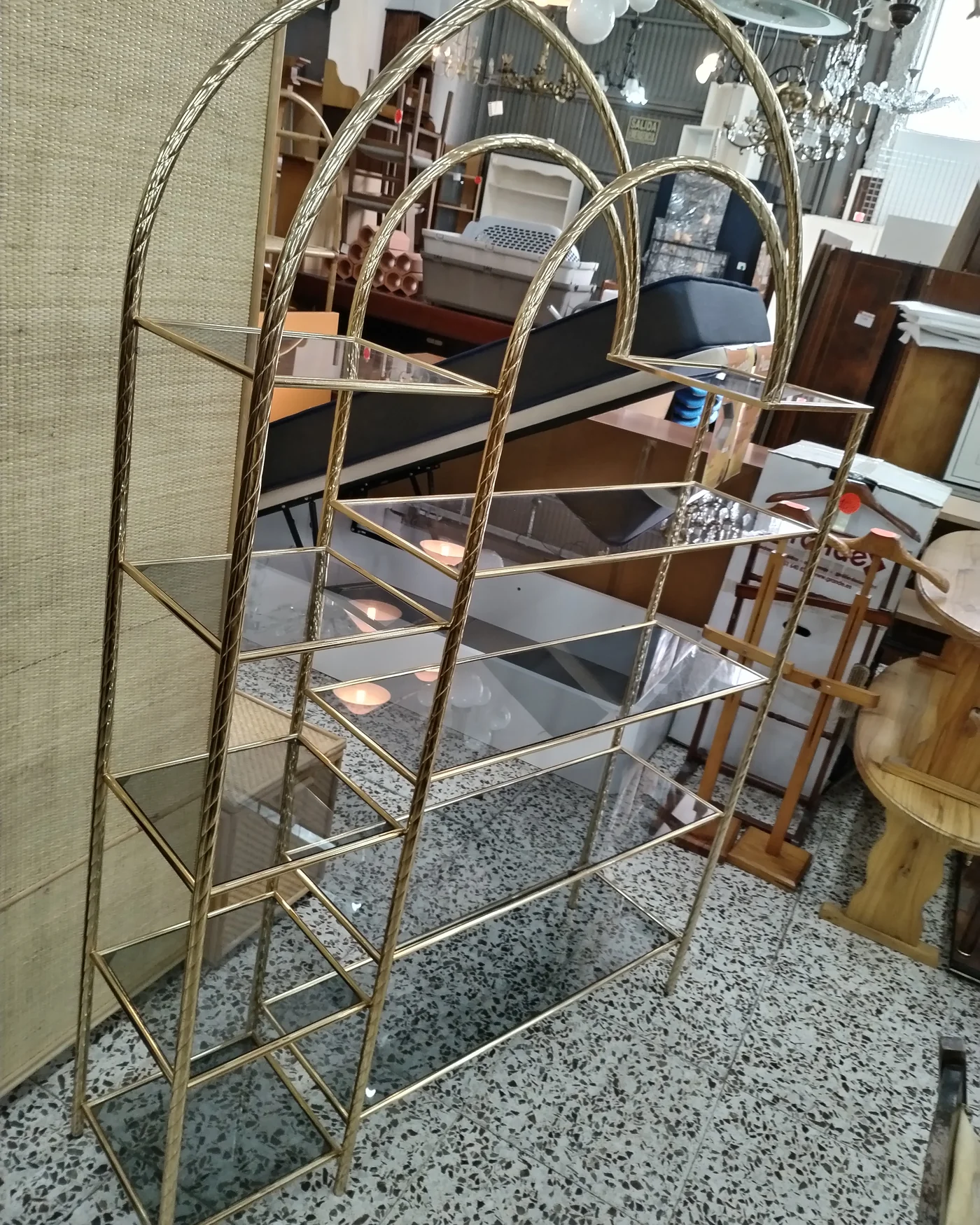 Estantería estilo Hollywood Regency con estructura de metal dorado y estantes de cristal - imagen 4
