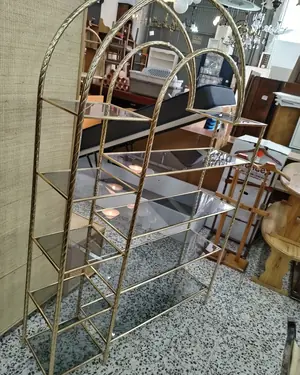 Estantería estilo Hollywood Regency con estructura de metal dorado y estantes de cristal - miniatura 4