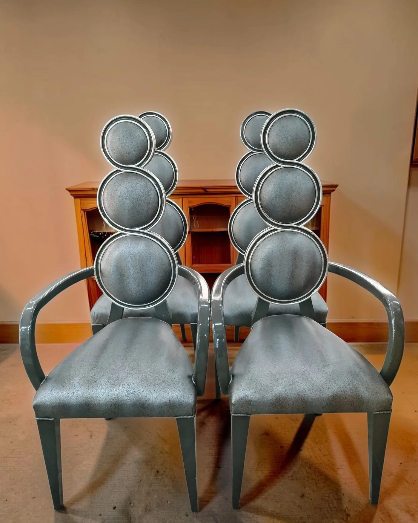Sillas de comedor estilo moderno con respaldo de círculos - imagen 1