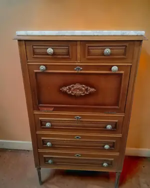 Cómoda secreter clásica con tapa abatible y detalles tallados - miniatura 1