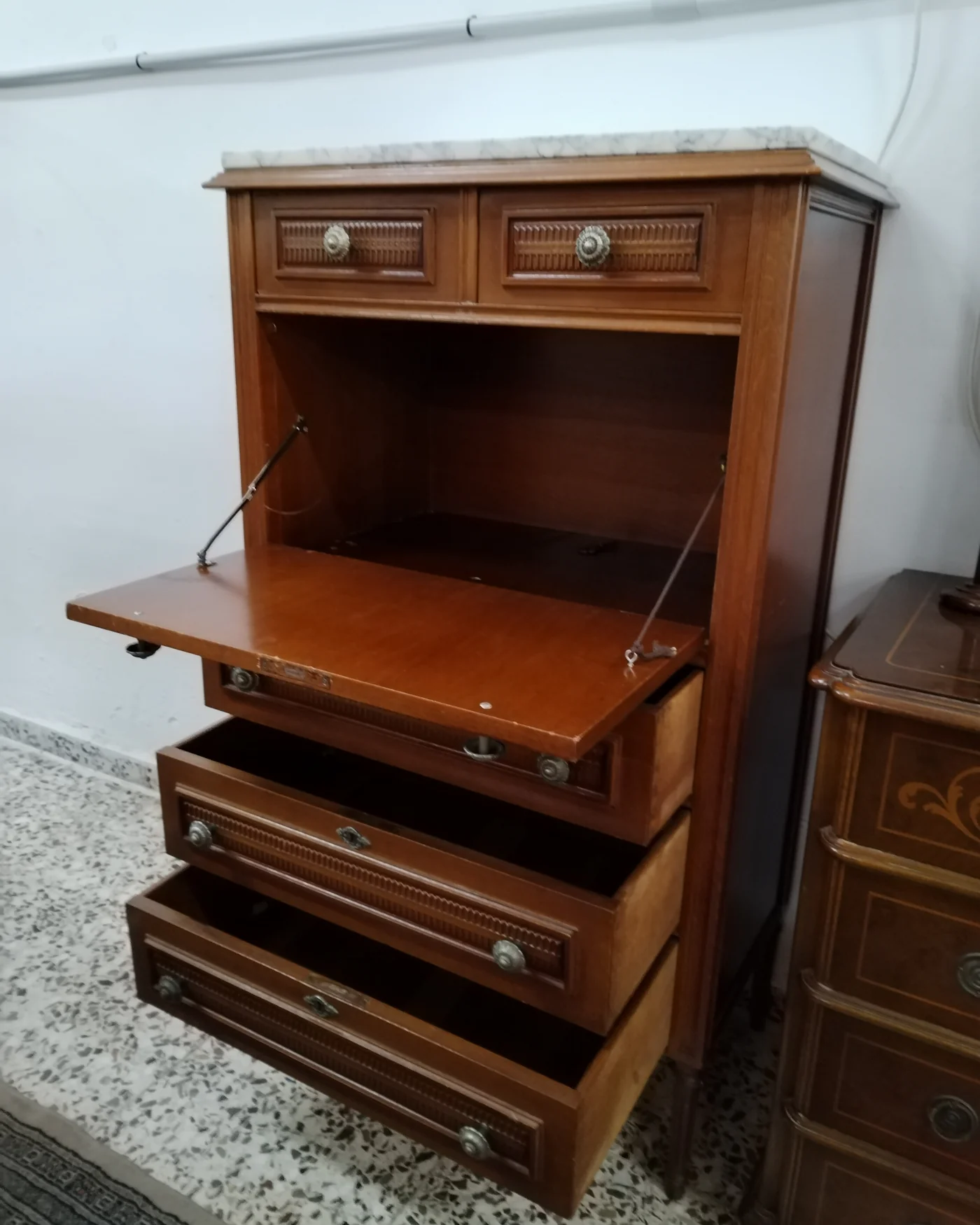 Cómoda secreter clásica con tapa abatible y detalles tallados - imagen 2