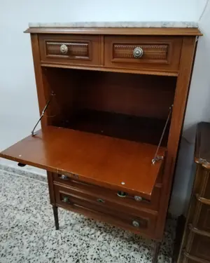 Cómoda secreter clásica con tapa abatible y detalles tallados - miniatura 3
