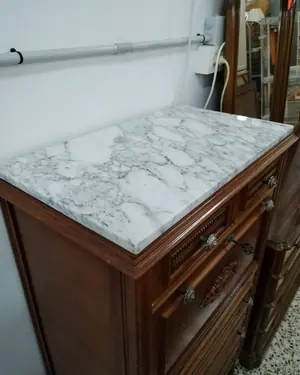 Cómoda secreter clásica con tapa abatible y detalles tallados - miniatura 5