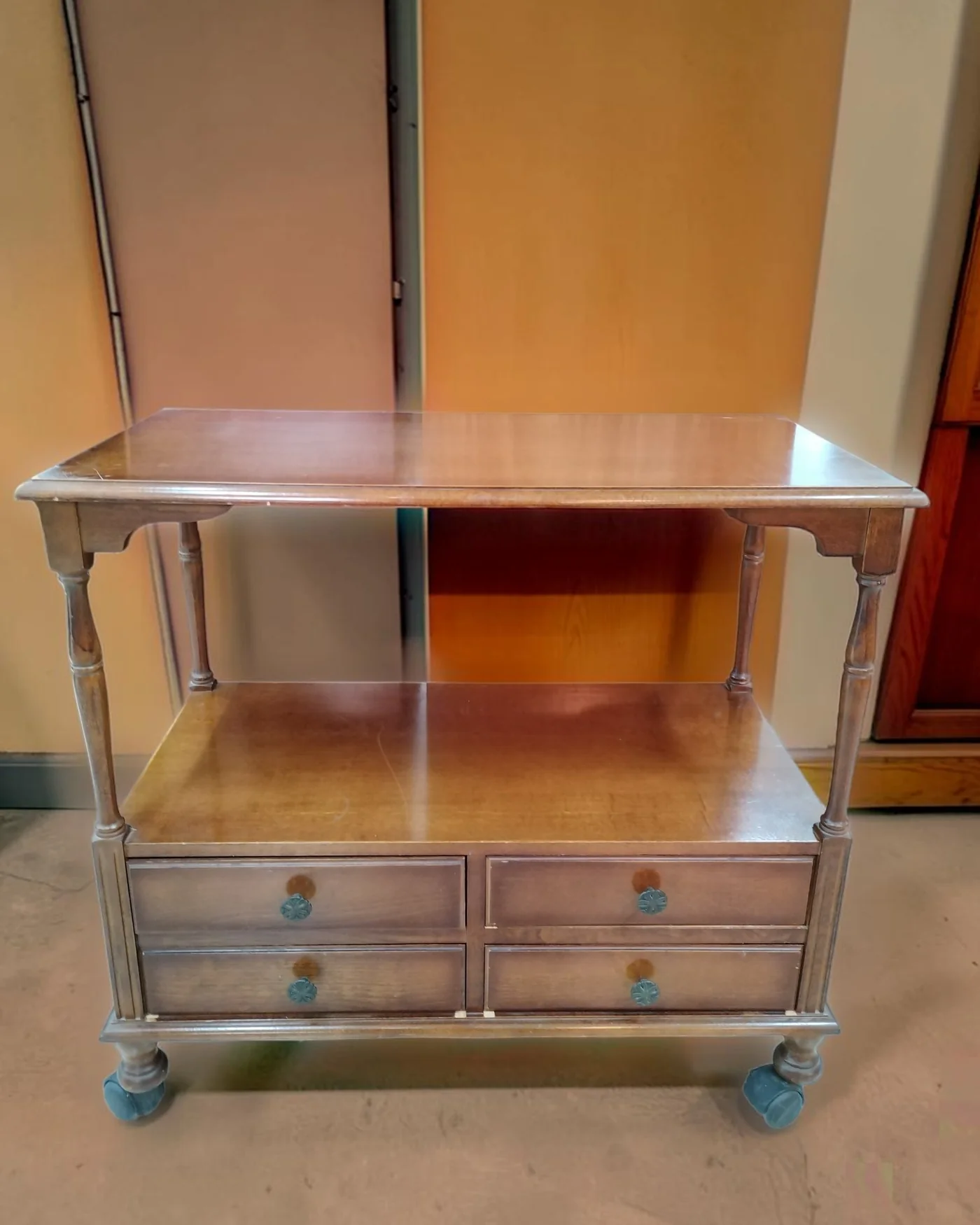 Mesa auxiliar vintage con ruedas y cajones - imagen 1