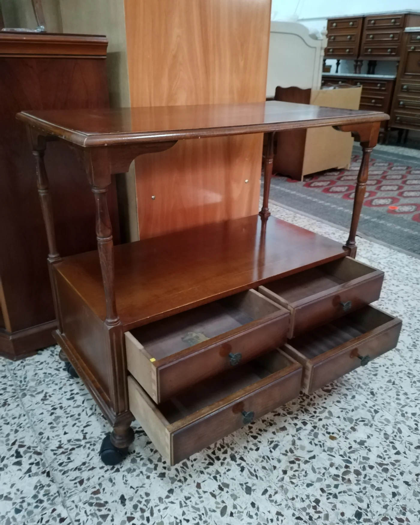 Mesa auxiliar vintage con ruedas y cajones - imagen 3