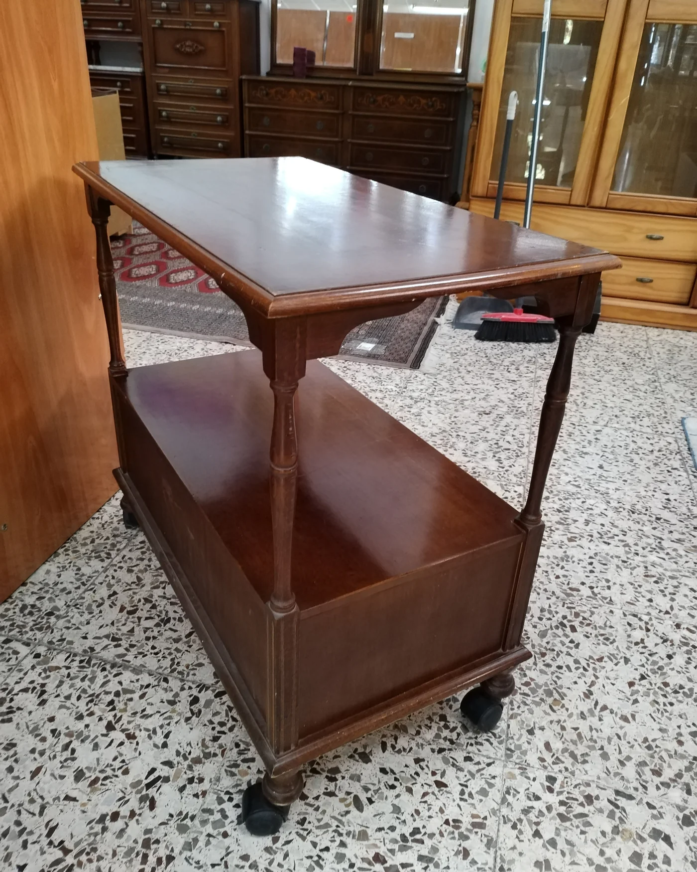 Mesa auxiliar vintage con ruedas y cajones - imagen 4