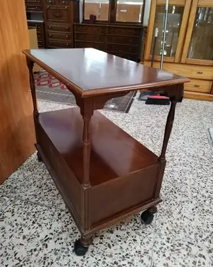 Mesa auxiliar vintage con ruedas y cajones - miniatura 4