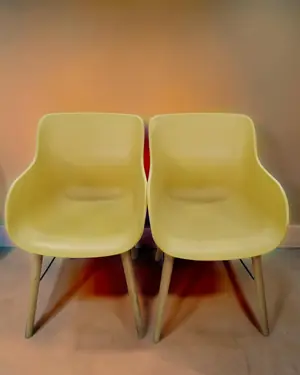 Par de sillas estilo escandinavo con asiento amarillo y patas de madera - miniatura 1