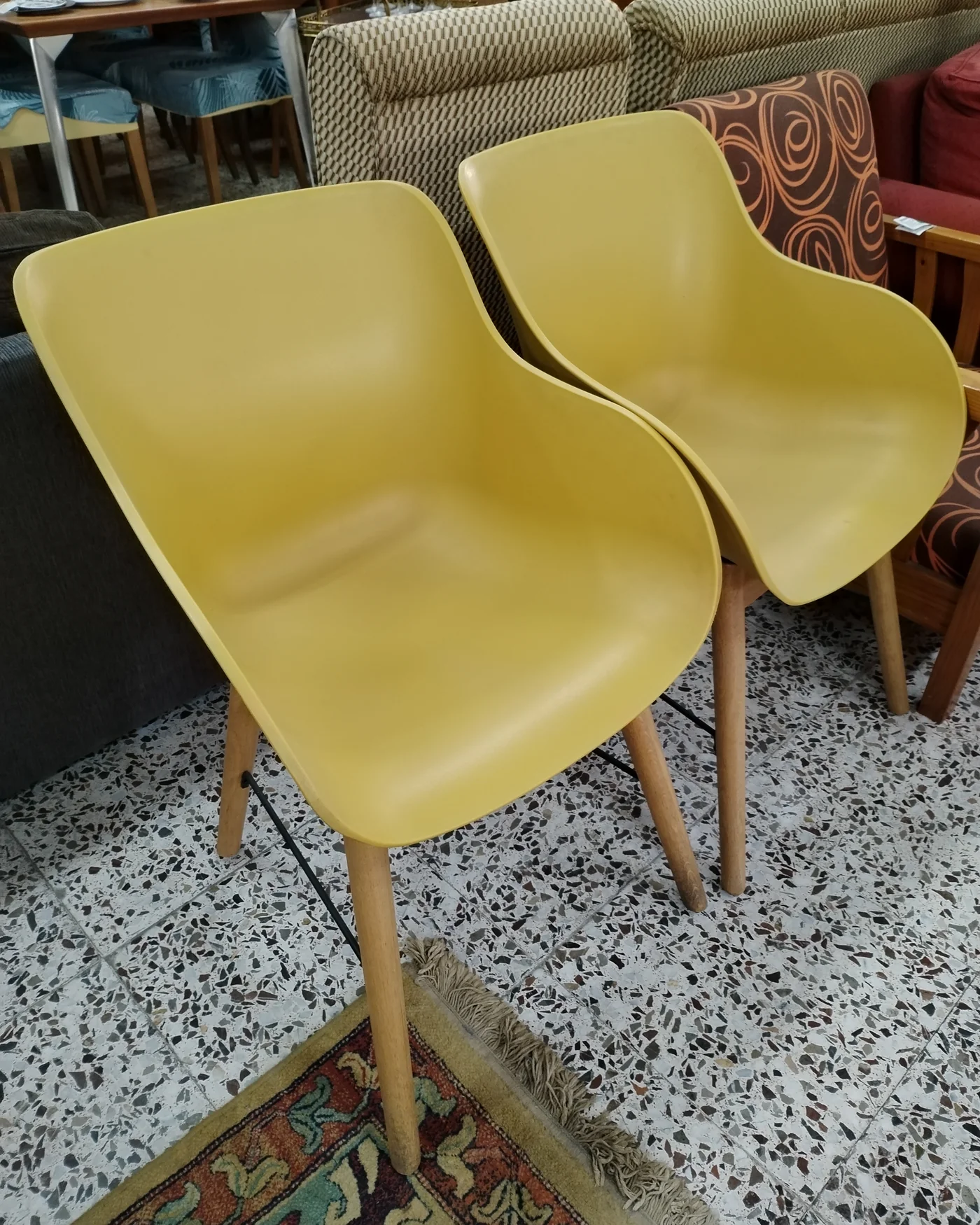 Par de sillas estilo escandinavo con asiento amarillo y patas de madera - imagen 2