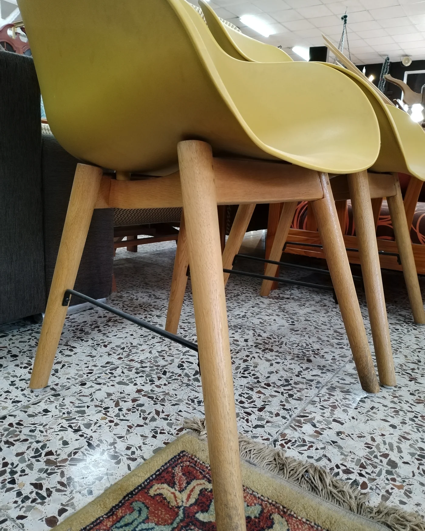 Par de sillas estilo escandinavo con asiento amarillo y patas de madera - imagen 4