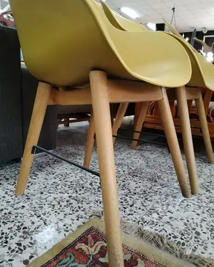 Par de sillas estilo escandinavo con asiento amarillo y patas de madera - miniatura 4