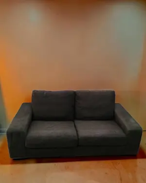 Sofá de dos plazas de tela marrón - miniatura 1