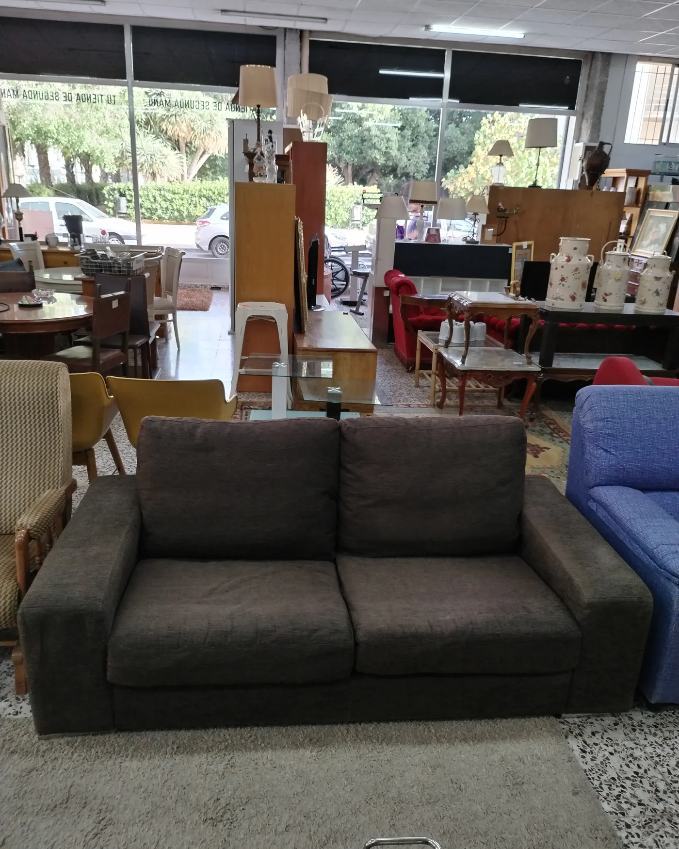 Sofá de dos plazas de tela marrón - imagen 2