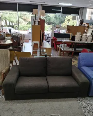 Sofá de dos plazas de tela marrón - miniatura 2